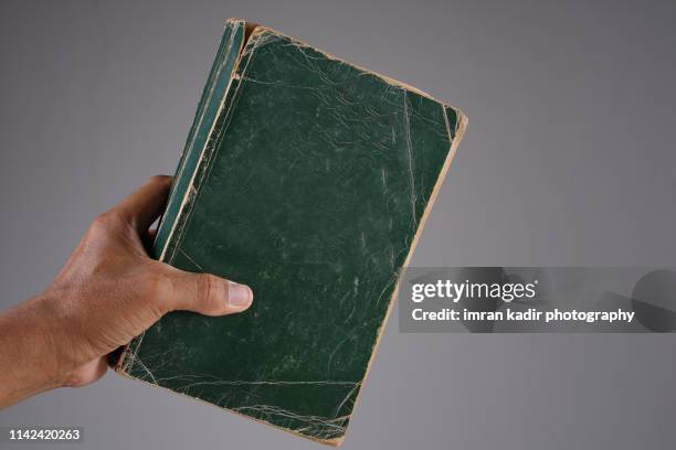 holding old book - libro viejo fotografías e imágenes de stock