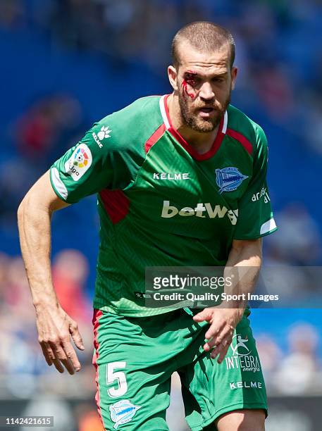 Victor Laguardia of Deportivo Alaves drips blood from his head during the La Liga match between RCD Espanyol and Deportivo Alaves at RCDE Stadium on...