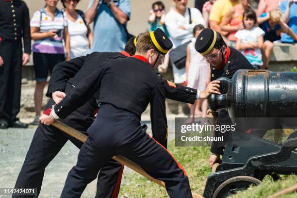 gunners bereiten sich auf feuerwehreinsatz vor - mittag stock-fotos und bilder