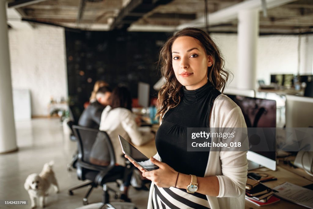 Photo de jeune femme d’affaires dans le Bureau
