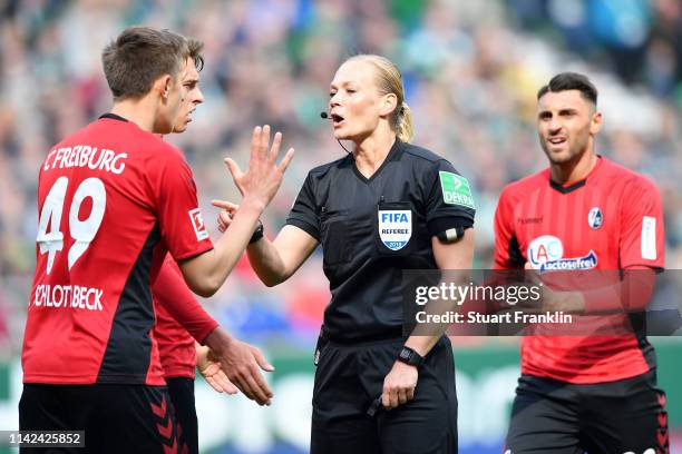 Referee Bibiana Steinhaus speaks with Nico Schlotterbeck of Freiburg during the Bundesliga match between SV Werder Bremen and Sport-Club Freiburg at...