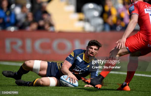 Warriors player Sam Lewis scores the opening try during the Gallagher Premiership Rugby match between Worcester Warriors and Sale Sharks at Sixways...