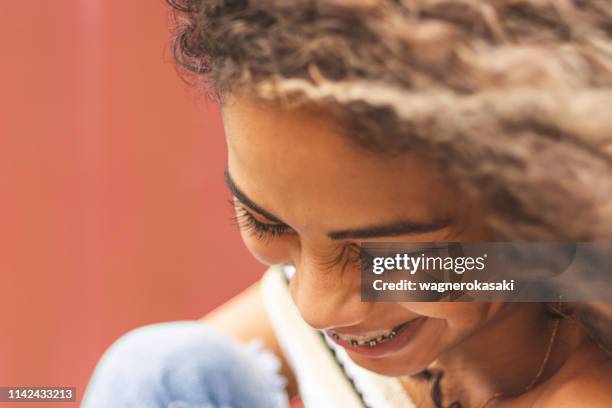 retrato de una chica brasileña sonriendo con los ojos cerrados - ethnicity fotografías e imágenes de stock