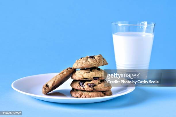 cookies and milk - chocoladekoekje stockfoto's en -beelden