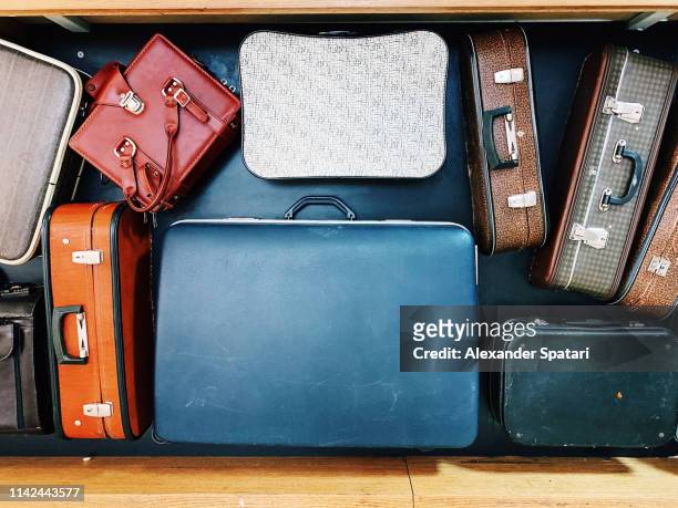 vintage bags and suitcases on conveyor belt in an airport - ceinture par dessus photos et images de collection