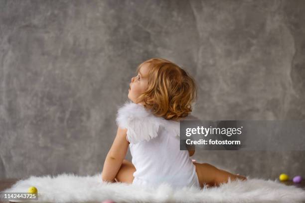 adorable niña en manta esponjosa - baby angel fotografías e imágenes de stock