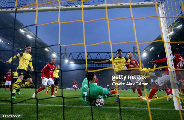 Roman Buerki of Borussia Dortmund saves from Anthony Ujah of FSV Mainz during the Bundesliga match between Borussia Dortmund and 1. FSV Mainz 05 at...