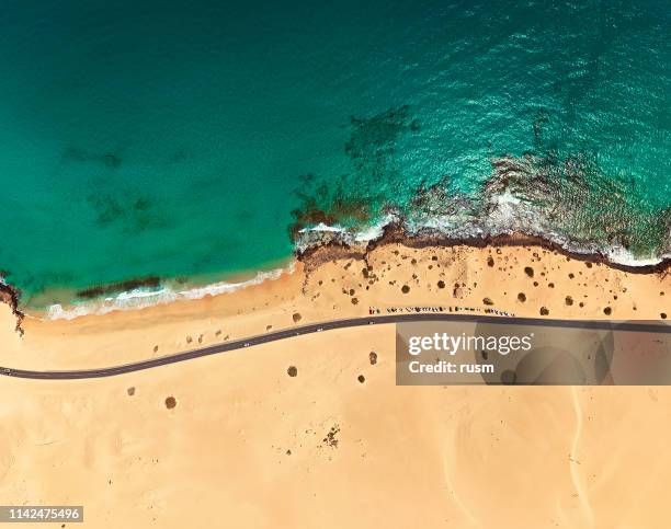 overhead luchtfoto van het strand in corralejo park, fuerteventura, canarische eilanden - corralejo stockfoto's en -beelden