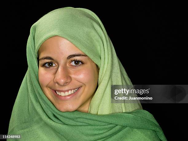 sorridente ragazza musulmana - kurdish girl foto e immagini stock