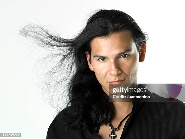hispanisch oder ureinwohner männliches model - handsome native american men stock-fotos und bilder