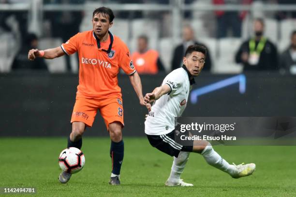 Shinji Kagawa of Besiktas and Jose Marcio Da Costa of Istanbul Basaksehir compete for the ball during the Turkish Super Lig match between Besiktas...