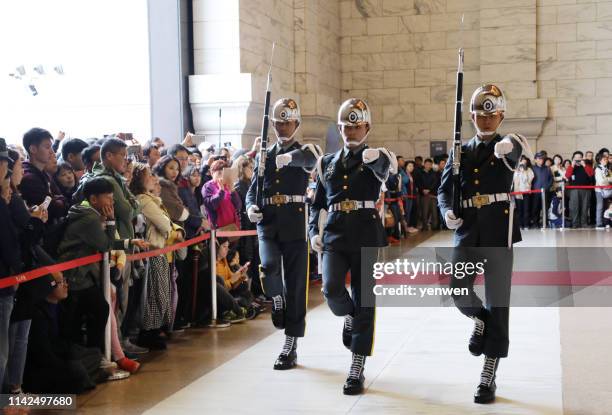 honor guard at cks memorial hall in taipei - chiang kaishek memorial hall stock pictures, royalty-free photos & images