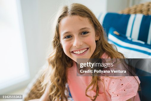 Belle et mignonne fille de sourire Belle et mignonne fille de sourire