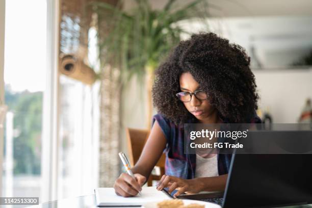 chica adolescente estudiando en casa - black girls fotografías e imágenes de stock