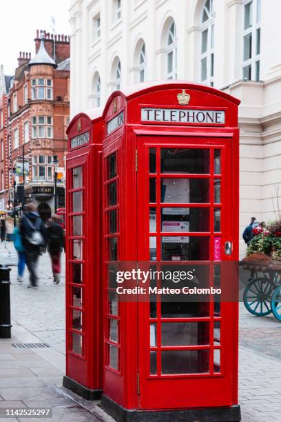 traditional red telephone box, london, united kingdom - telefonzelle stock-fotos und bilder