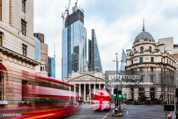 double decker buses, royal exchange, london, uk - royal exchange london foto e immagini stock