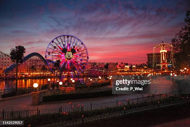 california adventure bij zonsondergang. - anaheim californië stockfoto's en -beelden