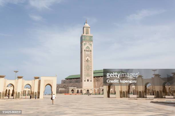 low angle view of mosque hassan ii in casablanca, morocco - minaret stockfoto's en -beelden