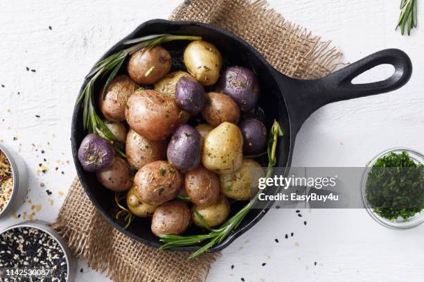 cocidas pequeñas patatas en una sartén - patata fotografías e imágenes de stock