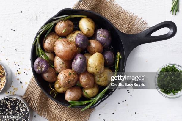 gekookte kleine aardappelen in een koekepan - prepared potato stockfoto's en -beelden