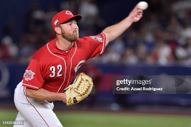 Zach Duke, relieve pitcher of the Cincinnati Reds, pitches on the eight inning of the game between the Cincinnati Reds and the St. Louis Cardinals at...