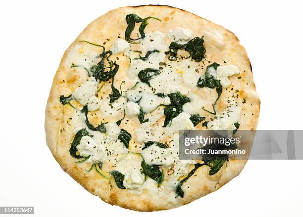 kleine weiße pizza mit bio-spinat und ricotta-käse - ricotta cheese stock-fotos und bilder