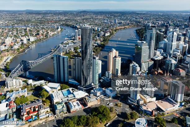 aerial view of brisbane cbd - brisbane city fotografías e imágenes de stock