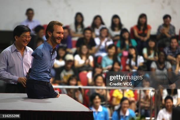 Australian preacher and motivational speaker Nick Vujicic speaks to an audience during his public lecture at Zhongnan University of Economics and Law...