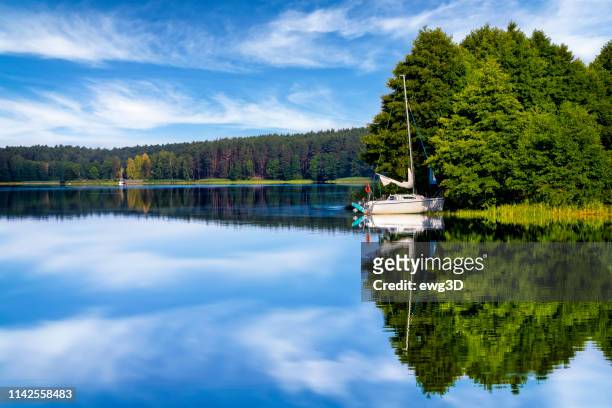 vakanties in polen-vakantie met een zeilboot aan het meer - mazury stockfoto's en -beelden