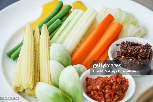 close-up of thai chili dip with vegetables in white plate - molho de pimenta imagens e fotografias de stock