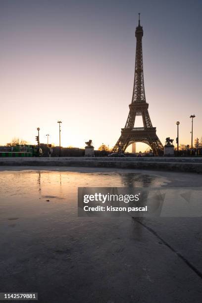 eiffel tower in paris during sunrise , france - eiffel tower sunrise photos et images de collection