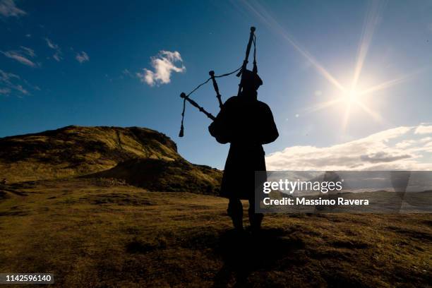 highlands bagpiper - dudelsack stock-fotos und bilder