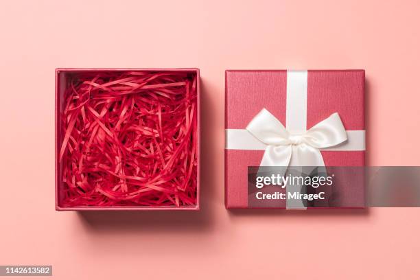 open empty gift box - confezione regalo foto e immagini stock