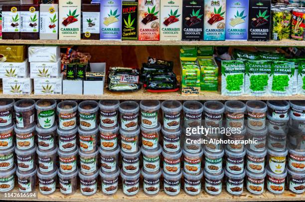 商店櫥窗裡的大麻類型 - cannabis store 個照片及圖片檔