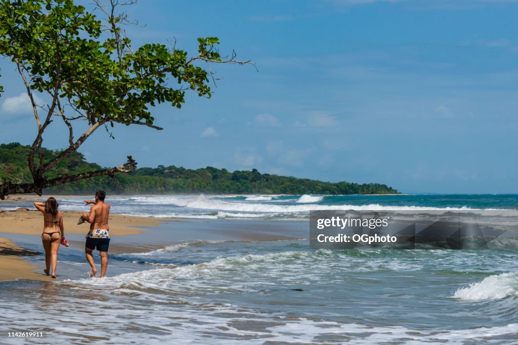 Pares que andam na praia.