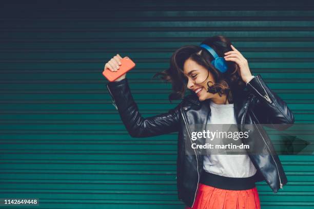 gen z girl enjoying disco music - girl headphones imagens e fotografias de stock