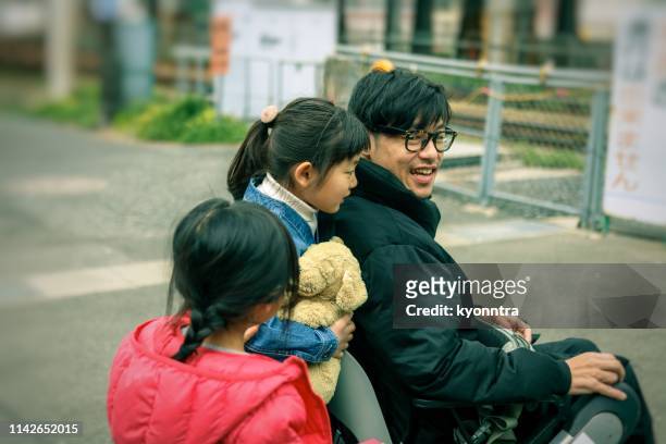 padre japonés en la silla de ruedas y hija - 逆境 fotografías e imágenes de stock