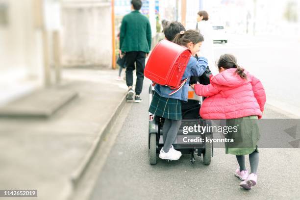 japanischer vater auf dem rollstuhl und tochter - 介護 stock-fotos und bilder