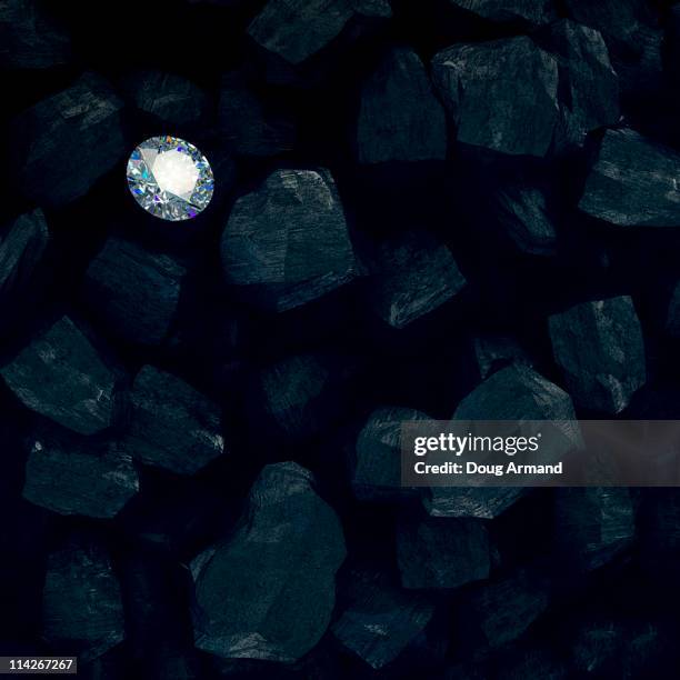 illustrations, cliparts, dessins animés et icônes de diamond laying among coals - diamant pierre précieuse