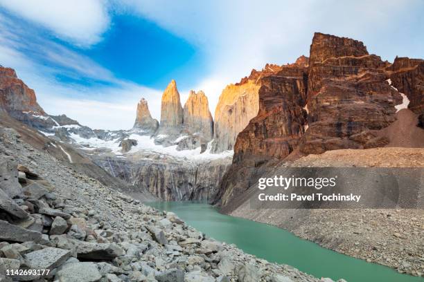 famous torres del paine at sunrise, chile, 2018 - parque nacional de torres del paine fotografías e imágenes de stock