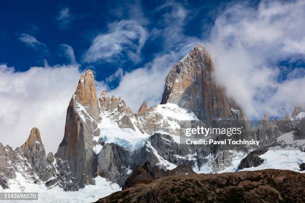 monte fitz roy (3,405m) massif in patagonia, argentina, january 13, 2018 - cerro torre - fotografias e filmes do acervo