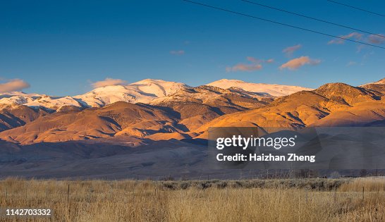 Winter landschap rond Bishop California en de Sierra Nevada bergen met Owens Valley landbouwgrond Winter landschap rond Bishop California en de Sierra Nevada bergen met Owens Valley landbouwgrond