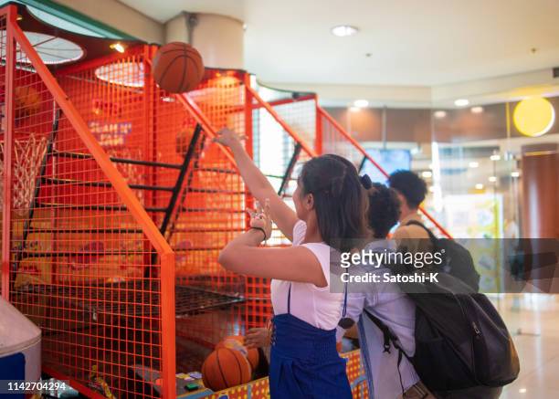 多民族亞洲朋友在遊樂商場玩籃球 - amusement arcade 個照片及圖片檔