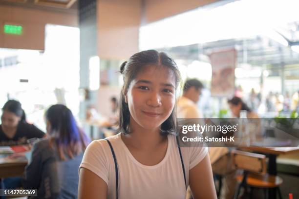 retrato de la joven filipina en la mañana en la cafetería - philippines women fotograf�ías e imágenes de stock