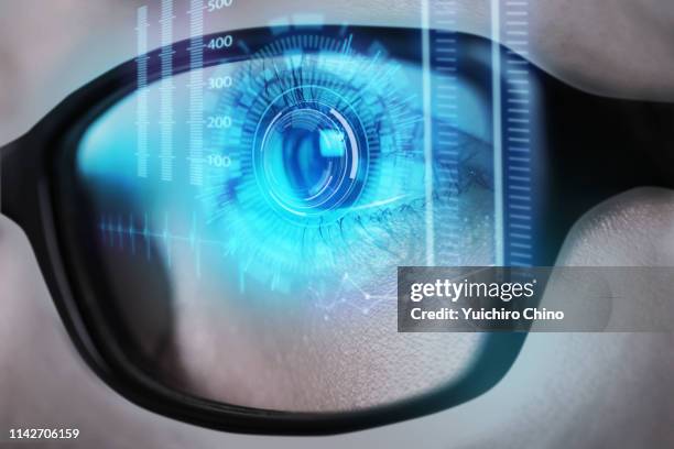 human eye test with technology - visão saúde e medicina - fotografias e filmes do acervo