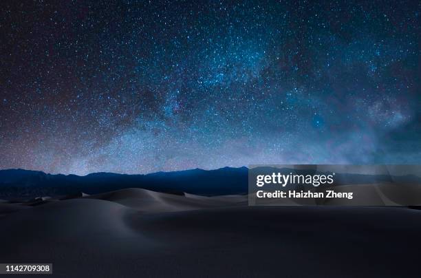 sanddünen und berge - desert night stock-fotos und bilder