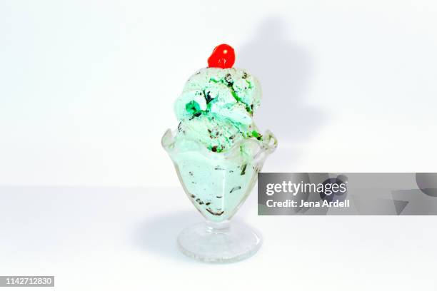 pistachio ice cream sundae no people - pistachio ice cream stock pictures, royalty-free photos & images