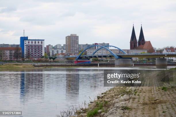 bridge between frankfurt (oder), germany and słubice, poland in spring 2019. - francoforte oder foto e immagini stock