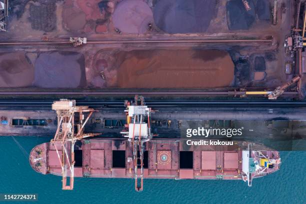 luchtfoto van vrachtschip in de haven - commercial dock stockfoto's en -beelden