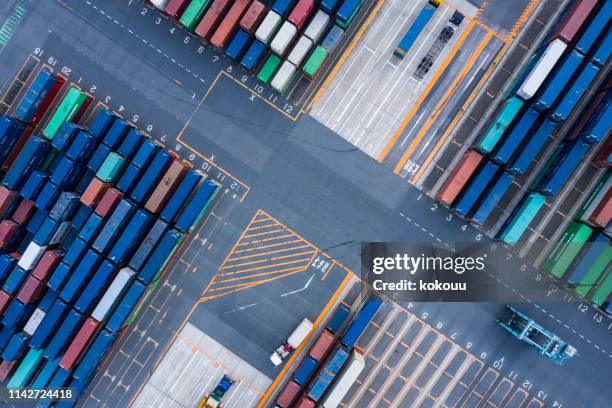 harbor kleurrijke containers - stock of japanese yen and us dollars ahead of british eu referendum vote stockfoto's en -beelden